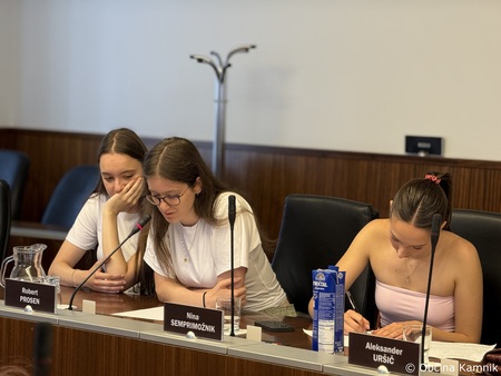 Kamniške dijakinje in dijaki v vlogi občinskih svetnikov na simulaciji odločanja (22)